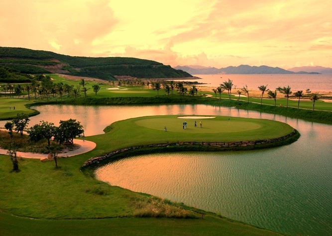 Vinpearl Golf Club - sân golf đẳng cấp đầu tiên trên đảo tại Việt Nam.