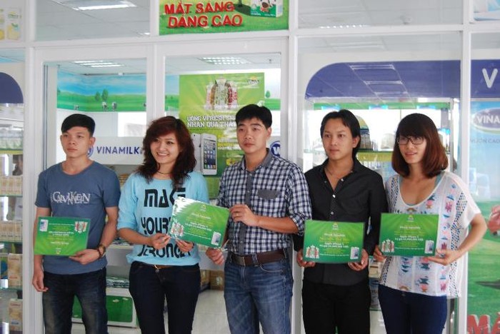 Ông Nguyễn Quốc Huy, Trưởng bộ phận Marketing ngành hàng nước giải khát Vfresh - Vinamilk trao thưởng cho khách hàng trúng giải điện thoại iPhone5.