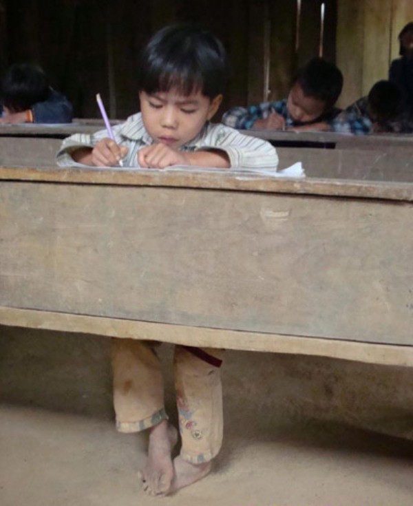 Đây là hình ảnh chụp các em học sinh của trường tiểu học Hữu Lũng, huyện Võ Nhai, tỉnh Thái Nguyên. Mặc dù hoàn cảnh khó khăn, thậm chí không có đôi dép để đi nhưng các em vẫn cố gắng đi học chăm chỉ.