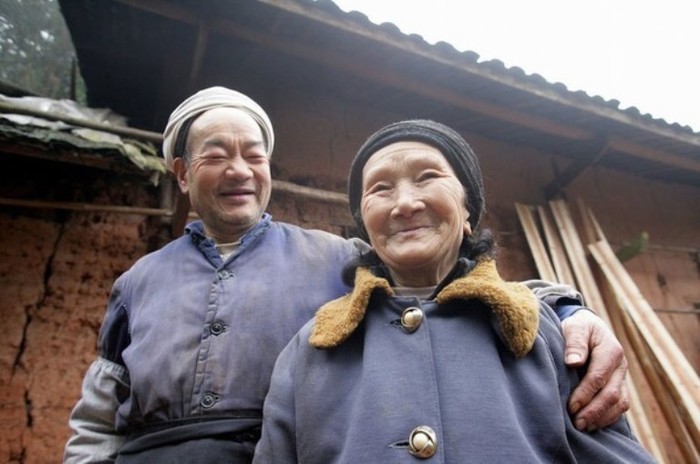 1. 6.000 bậc thang tình yêu. Câu chuyện nổi tiếng có thật về tình yêu của hai ông bà lão ở Trùng Khánh, Trung Quốc đã khép lại ngày 30/10/2012, ngày người vợ qua đời cách chồng 5 năm. Nhưng sẽ không ai có thể quên chuyện tình yêu vĩ đại đó.