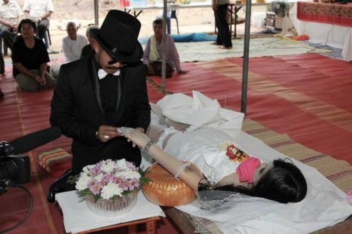 Sarinya Kamsock, 29 tuổi và người bạn trai Chadil Deffy, 28 tuổi đã yêu nhau được 10 năm và dự kiến tổ chức đám cưới ngay trong năm nay. Vậy mà tai ương ập đến. Đau buồn cho sự ra đi của người yêu khi lễ cưới còn dang dở, chàng trai Chadil Deffy đã quyết định tổ chức đám cưới với xác của người yêu. Lễ cưới được tổ chức vào ngày 4/1 tại thành phố Surin, miền Bắc Thái Lan.