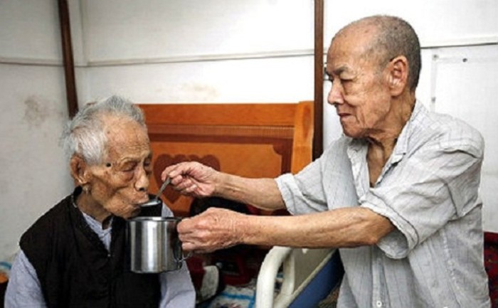 5. Câu chuyện tình của cặp vợ chồng 100 tuổi: 10 năm đã trôi qua, ông Chen Honghui hiện 100 tuổi, còn bà Huang Jiankai thì 106 tuổi. Dù vậy nhưng đôi tình nhân già vẫn không rời nhau nửa bước. Họ cùng nhau làm mọi thứ và chăm sóc cho nhau, mặc dù 142 người khác trong khu nhà dưỡng lão nơi ông bà hiện sinh sống đều phản đối mối quan hệ yêu đương này của họ.