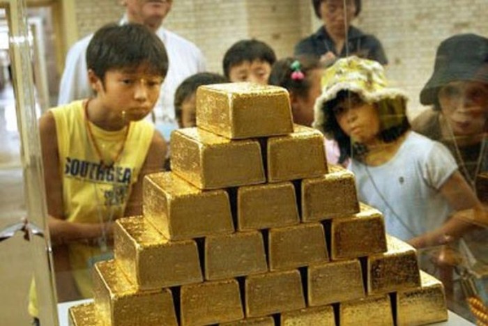 8. Nhật Bản Lượng vàng sở hữu chính thức: 765,2 tấn Tỷ lệ vàng trong dự trữ ngoại hối: 3,3% Năm 1950, dự trữ vàng của Nhật Bản chỉ có 6 tấn, nhưng từ năm 1959 trở đi thì tăng mạnh. Năm 2011, Ngân hàng Trung ương Nhật Bản đã bán ra một lượng lớn vàng để bơm 20.000 tỷ Yên vào nền kinh tế.