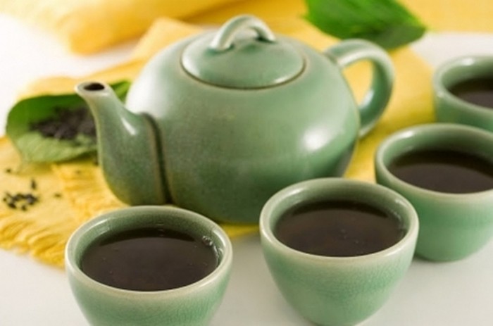 1. Người uống trà đặc, nóng mỗi ngày: Thường xuyên uống trà đặc ở nhiệt độ cao (trên 70 độc C) không những dễ làm tổn thương thực quản mà còn gây loét dạ dày mãn tính. Hơn nữa chất tannin trong trà có thể tích tụ ở những chỗ bị tổn thương, kích thích tế bào thực quản vốn bị tổn thương càng nghiêm trọng hơn, khiến tình trạng loét dạ dày mãn tính biến chứng thành ung thư.