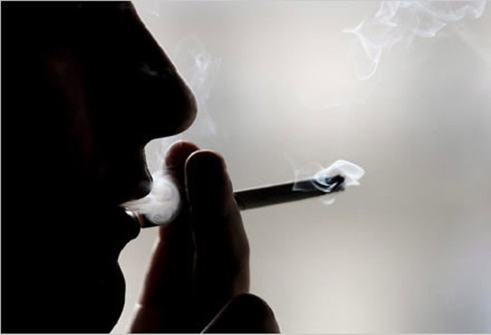 12. Những người hay hút thuốc: Những thành phần độc hại của thuốc lá có thể gây ra những loại ung thư như: ung thư phổi, ung thư đầu mặt cổ, thận, bàng quang, sinh dục…