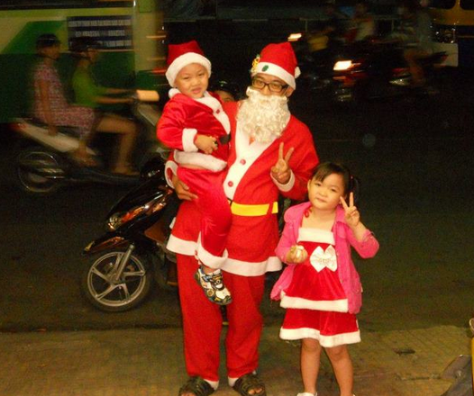 Các em nhỏ hạnh phúc khi được Ông già Noel tận tay trao những món quà mong ước.
