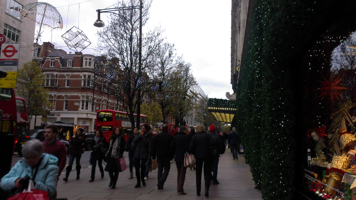 Không khí Noel được trang hoàng khắp các cửa hiệu, các trung tâm thương mại lớn ở London.