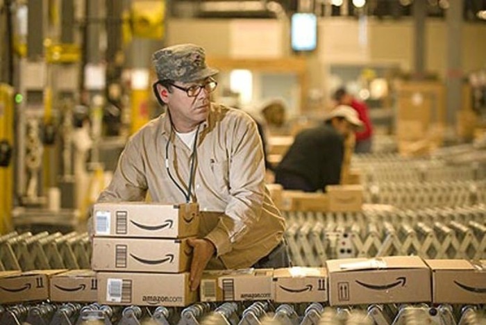 2. Amazon.com Mã chứng khoán: AMZN Giá mục tiêu: 275 USD Tăng trưởng thu nhập trên cổ phiếu trong 3 năm: +2.941% Các mảng kinh doanh: Bán lẻ trực tuyến Lý do được chọn: Amazon là nhà bán lẻ trực tuyến hàng đầu ở Mỹ và trên thế giới. Hiện Amazon vẫn có được chỗ đứng cao về thị phần và tăng trưởng lợi nhuận.