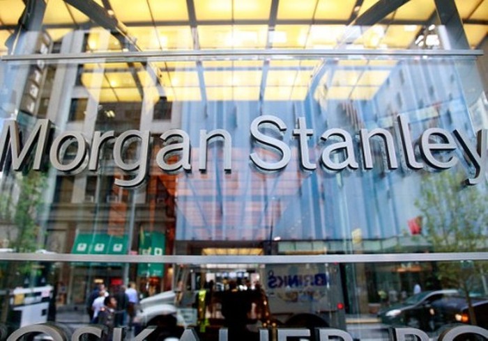 10. Morgan Stanley. Số lượng nhân sự cắt giảm: 3.200 Vào tháng 7, Chủ tịch của Morgan Stanley, James Gorman dự kiến sẽ giảm thêm 7% lượng nhân sự còn lại từ năm 2011, tương ứng với 3.200 việc làm. Đây là lần cắt giảm nhân sự lần thứ 7 của Morgan Stanley kể từ năm 2011.