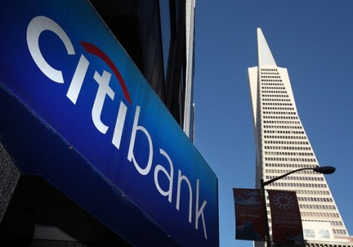 4. Citigroup Inc. Số lượng nhân sự cắt giảm: 11.000 Citigroup dẫn đầu các ngân hàng Mỹ về số lượng nhân sự sa thải trong năm 2012. Kế hoạch cắt giảm 11.000 việc làm được đưa ra bởi CEO mới của tập đoàn, ông Michael Corbat. Cổ phiếu của Citigroup đã tăng hơn 6% sau công bố trên và tăng hơn 38% trong năm nay.