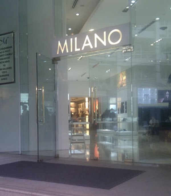 Cổng cửa hàng Milano mở cửa phục vụ khách. Ngày 6/12, cánh cổng này đã bị niêm phong.