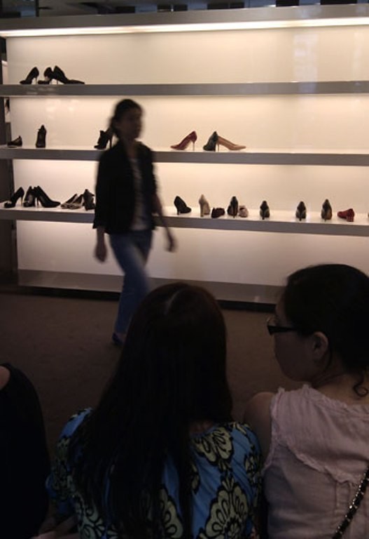 Một nhân viên bán hàng ở đây khẳng định, sau khi cơ quan chức năng làm việc và khẳng định sản phẩm trong cửa hàng là hàng thật thì Milano - Gucci mới mở cửa bán lại. Trong ảnh các tín đồ giày hiệu đang nhìn ngắm nơi trưng bày giày, những đôi giày giá 16 - 19 triệu đồng được bán rất nhanh.
