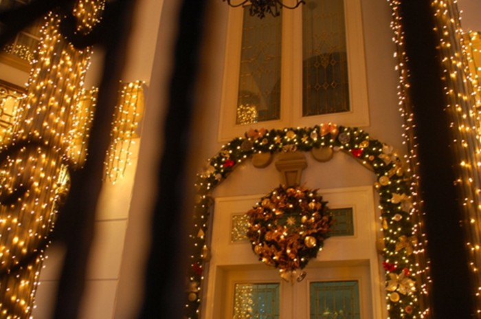 Trước cửa ra vào bên trong ngôi nhà, hoa, đèn màu và các biểu tượng Giáng sinh được trang trí cầu kỳ.