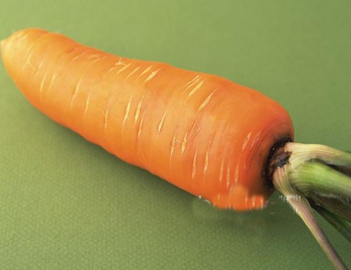 1. Cà rốt: Cà rốt có chứa beta-carotene được gọi là carotenoid. Cơ thể của bạn chuyển đổi beta-carotene thành vitamin A - là một chất chống oxy hóa. Chất chống oxy hóa như vitamin A rất cần thiết đối với sức khỏe mắt.