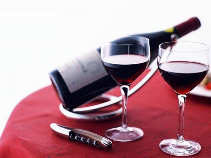11. Rượu vang: Rượu vang được coi là có tác dụng bảo vệ tim mạch, có nhiều chất dinh dưỡng quan trọng, bảo vệ thị lực, tim và máu. Tuy nhiên, uống rượu vang điều độ là luôn luôn là điều quan trọng nhất.