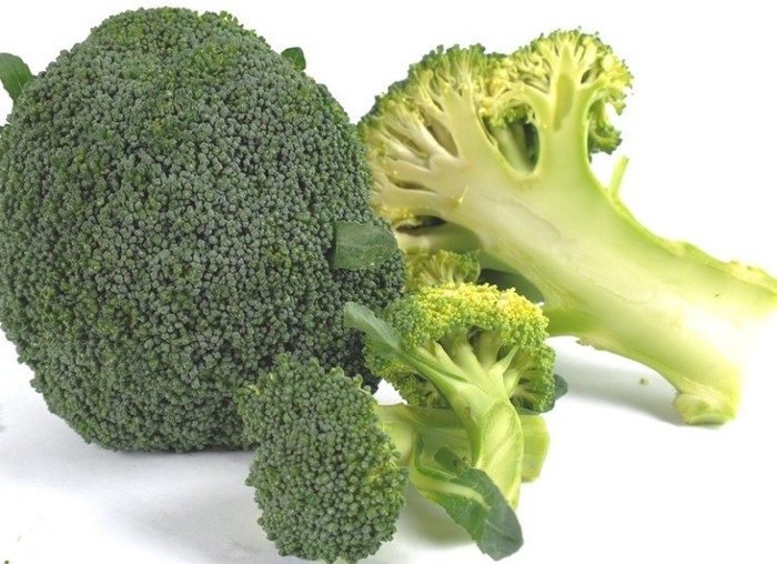 5. Bông cải xanh: Bông cải xanh là giàu Vitamin C là một chất chống oxy hóa quan trọng trong điều trị đục thủy tinh thể và thoái hóa điểm vàng.
