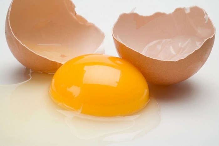 8. Trứng: Ngoài các protein, trứng chứa các vitamin A, giúp chức năng võng mạc hoạt động đúng và làm giảm nguy cơ thoái hóa điểm vàng liên quan đến tuổi tác và đục thủy tinh thể.