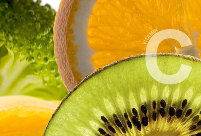 6. Vitamin C: Vi chất này giúp bảo vệ da khỏi ánh sáng Mặt trời. Nó cùng phục hồi các tế bào da bị gốc tự do phá hủy. Những nguồn thực phẩm giàu vitamin C: ớt ngọt, cam quýt, đu đủ, cải bông xanh, kiwi,...