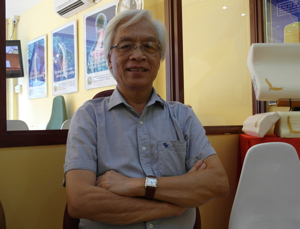 Sau 3 ngày điều trị, giáo sư Chu Hảo cười tươi: “Sức khỏe tôi đang tiến triển tốt”.