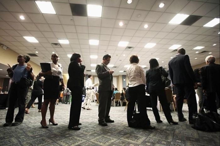 Hàng trăm người lao động tham gia một hội chợ việc làm tại New York (Mỹ) hồi tháng 8. Tỷ lệ thất nghiệp tại Mỹ hiện vẫn gần 8%. (Ảnh: AFP)