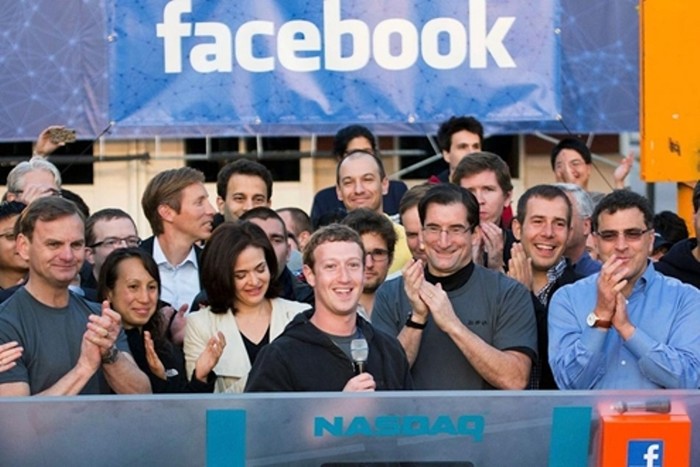 Mark Zuckerberg, nhà sáng lập mạng xã hội lớn nhất thế giới Facebook, rung chuông mở cửa phiên giao dịch tại Nasdaq, từ trụ sở của Facebook ở Menlo Park, California ngày 18/5. Tuy nhiên, lỗi hệ thống tại Nasdaq hôm đó đã khiến các giao dịch cổ phiếu của Facebook trở nên hỗn loạn ngay trong ngày IPO. (Ảnh: AP)
