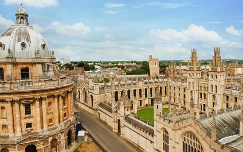1. Oxford là một trong số những trường đại học đẹp nhất thế giới bởi kiến trúc cổ. Nổi bật là tòa nhà Radcliffe Camera (bên trái ảnh) được xây dựng từ năm 1737 – 1749. Thư viện Bodleian và trường Magdalen cũng là điểm nhấn ấn tượng của đại học Oxford.