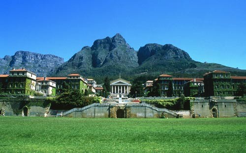 3. Đại học Cape Town của Nam Phi cuốn hút với khung cảnh núi non bao quanh.