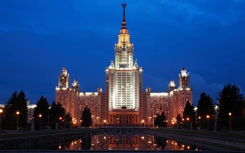 4. Đại học Moscow State trông giống một khách sạn sang trọng hơn là một trường học, đặc biệt là vào ban đêm. Đây là một trong số những đại học nổi tiếng nhất ở Nga, tòa nhà chính của Moscow State là công trình giáo dục cao nhất thế giới.