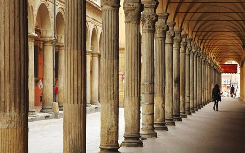 5. Bologna (Italy) là trường đại học lâu đời nhất thế giới, thành lập từ năm 1088. Điểm đặc sắc trong kiến trúc của trường đó là mái ngói đỏ và những chiếc cột đá cổ kính.