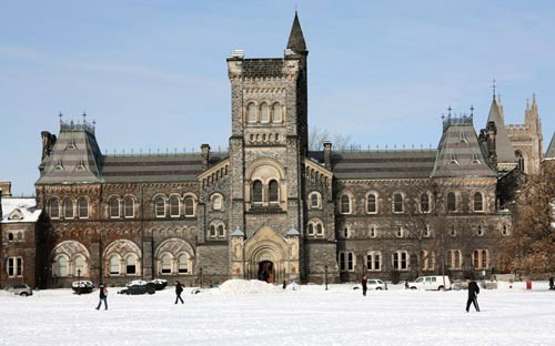 6. Đại học Toronto (Canada) được thành lập năm 1827. Khuôn viên cổ kính của trường đẹp ấn tượng vào mùa đông.