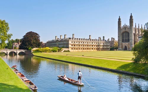 7. Cambridge không chỉ là trường đại học nổi tiếng về chất lượng đào tạo mà còn gây ấn tượng với cảnh sắc sông nước cạnh trường.