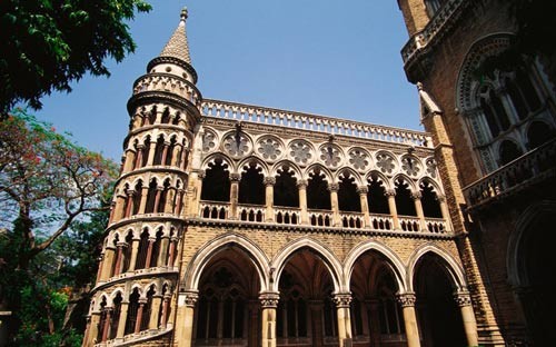 9. Đại học Mumbai (Ấn Độ) được xây dựng từ thế kỷ 19. Trường bao gồm nhiều tòa nhà rất đẹp, trong đó có một cầu thang xoắn ốc.