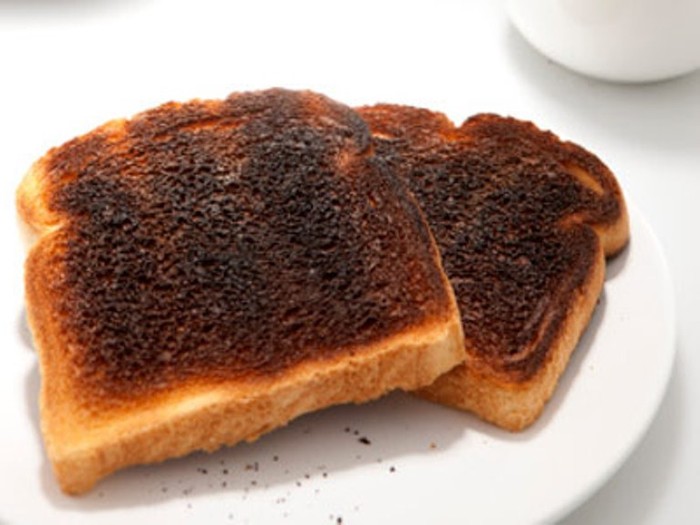 11. Bánh mỳ: Nướng một mẩu bánh mỳ cho tới khi vỏ bánh cháy đen, cạo lớp cháy này và hoà lẫn với kem đánh răng, đánh răng trước khi đi ngủ.