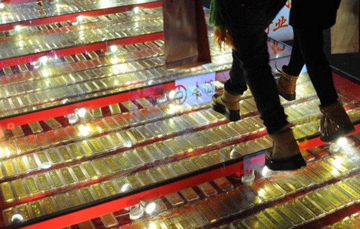 Cửa hàng vàng tại thành phố Tân Châu, tỉnh Sơn Đông, quyết định trang hoàng lại mặt tiền một cách đặc biệt để chào đón các khách hàng vào ngày đầu tiên của năm 2013. Ảnh: Xinhua