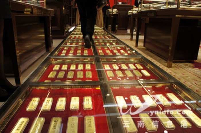 Ngày 12/12/2012, hiệp hội vàng ở thành phố Côn Minh, tỉnh Vân Nam cũng trải 300 thỏi vàng, mỗi thỏi 1 kg, tạo thành con đường vàng dài 20 m. Trong tháng 8, 200 kg vàng ở Vũ Hán cũng được dùng vào mục đích tương tự. Ảnh: Yninfo