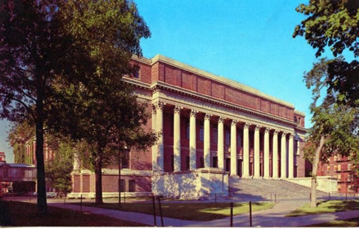 Công trình thư viện chính của ĐH Harvard vẫn giữ được nét cổ kính.