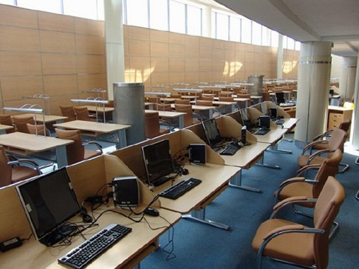 Phòng đọc sách đầy đủ tiện nghi cho học sinh, sinh viên truy cập thông tin.