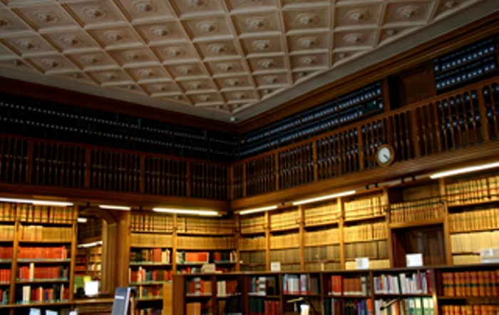 Thư viện Arsenal nằm ở số 1 phố Sully, thuộc Quận 4, Paris. Thư viện Arsenal hiện nay có tổng diện tích sàn khoảng 10 nghìn mét vuông, trong đó 7.484 mét vuông sử dụng.