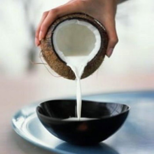 1. Nước cốt dừa: Nghiền nát vài mảnh cùi dừa, sau đó ép lấy nước và dùng để súc miệng khoảng 3 đến 4 lần mỗi ngày.
