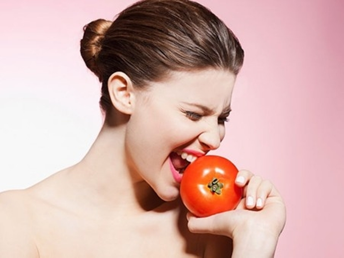 5. Cà chua sống: Nhai cà chua sống là cách làm rất công hiệu trong trường hợp nhiệt miệng như thế này. Hoặc bạn cũng có thể ngậm nước ép cà chua mỗi ngày khoảng 3 – 4 lần.