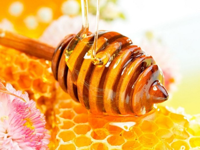 4. Mật ong: Mật ong sẽ giúp làm lành vết thương nhanh chóng. Dùng mật ong dưỡng môi tốt nhất là vào buổi tối. Nhưng nhớ là đừng vì vị thơm, ngọt của mật ong mà liếm môi nhé. Thói quen liếm môi cũng là một trong những nguyên nhân gây nẻ.