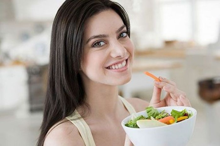 7. Chăm sóc môi từ bên trong: Bằng cách ăn đủ chất, đặc biệt ưu tiên các loại hoa quả tươi.