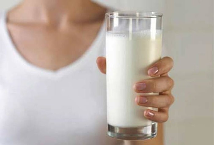 2. Sữa: Sữa và hầu hết các sản phẩm chế biến từ sữa đều có hàm lượng protein cao. Có một số loại sữa hoặc các sản phẩm từ sữa chứa khá ít chất béo, vì vậy, bạn cần cân nhắc khi chọn sữa. Ví dụ, một ly sữa ấm hoặc một miếng phô mai không béo cũng đã giúp cung cấp cho bạn khoảng 16 gram protein.