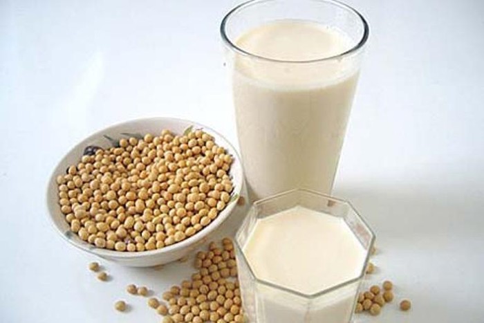 6. Những sản phẩm từ đậu nành: Có rất nhiều sản phẩm chế biến từ đậu nành trên thị trường, bao gồm sữa đậu nành và ngũ cốc ăn sáng. Một bát ngũ cốc giàu protein với sữa đậu nành không thêm đường sẽ cung cấp khoảng 20 gram protein cho bạn.