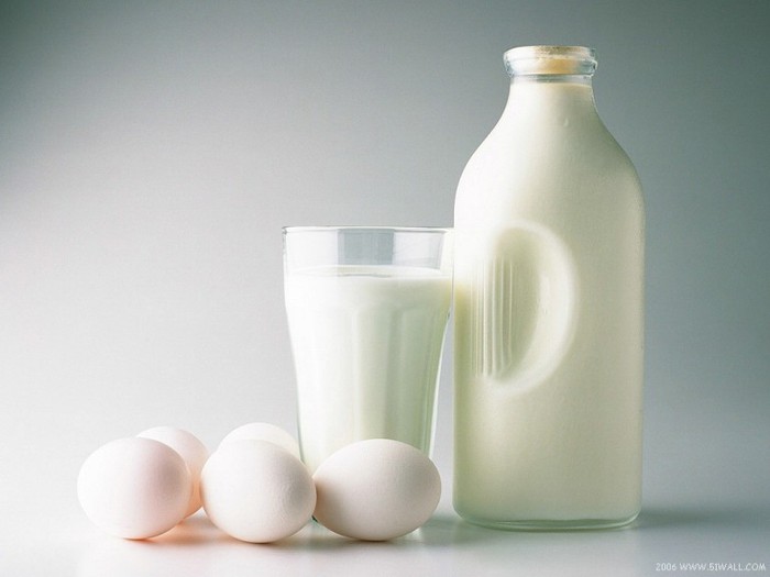 4. Sữa đậu nành và trứng gà: Sữa này có men protidaza kiềm chế các protein trong trứng gà, cản trở tiêu hóa, gây khó tiêu, đầy bụng.