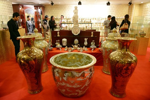 Showroom ở Hà Nội trưng bày hàng nghìn mẫu sản phẩm sứ khác nhau được vẽ bằng vàng ròng. Ông Hải là người khởi xướng, cổ vũ cho kỹ thuật mới trong nghề gốm sứ thủ công Việt Nam: dùng vàng ròng vẽ bằng tay lên sứ.