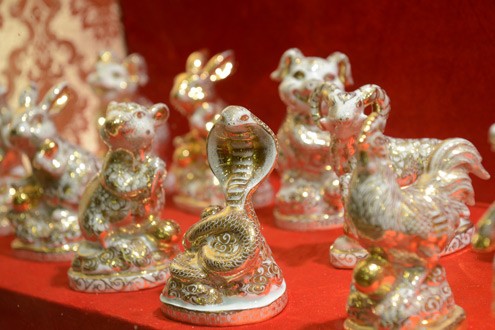 Trong bộ 12 con Giáp, bức tượng rắn gây sự chú ý của khách hàng với giá bán từ 1 triệu đồng đến 3 triệu đồng, tùy loại.