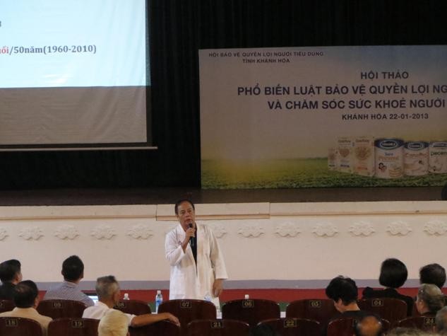 Tiến sĩ - Bác sĩ Nguyễn Hữu Toản tư vấn cho người cao tuổi các vấn đề về việc bảo vệ và chăm sóc sức khoẻ của người cao tuổi.