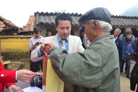 Nhà báo Bùi Ngọc Cải, Phó Tổng biên tập Báo điện tử Giáo dục Việt Nam trao quà cho hộ dân nghèo.