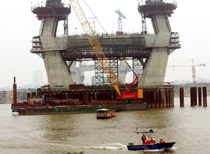 Việc GPMB cầu Nhật Tân chậm tiến độ khiến nhà thầu đòi bồi thường thiệt hại 200 tỷ đồng.